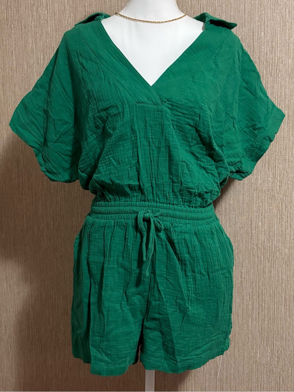 Cupshe Emerald Green V-Neck Short Sleeve Romper